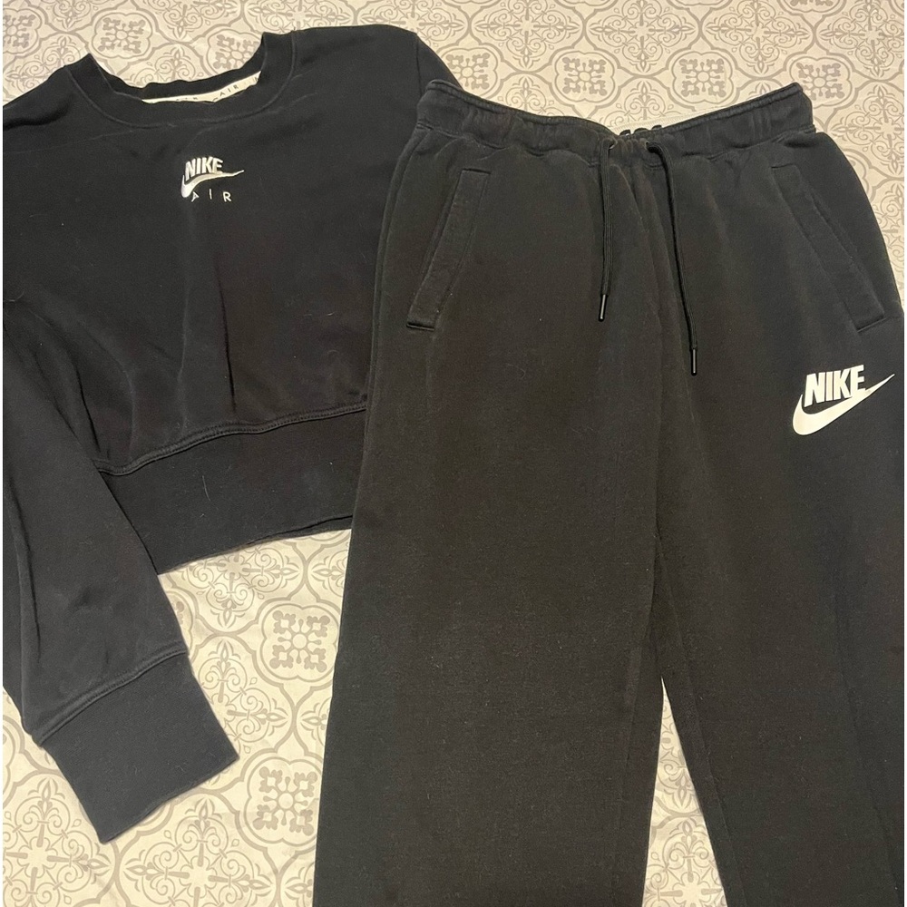 Cozy matching Nike sweat suit set